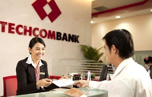 khách hàng có thể đăng ký mở thẻ ATM Techcombank tại quầy giao dịch